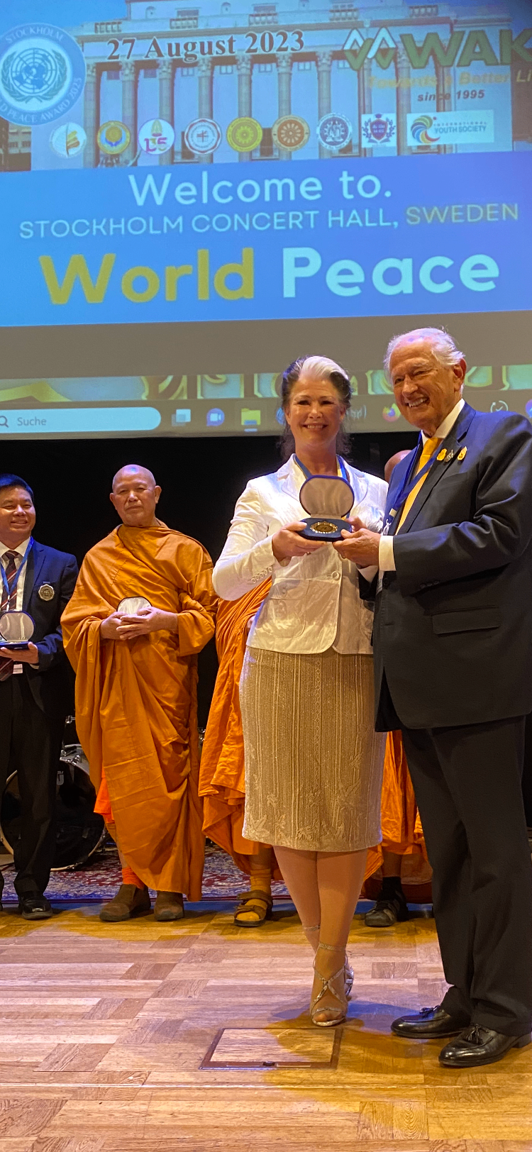 Maria Dolores receiving the World Peace Award in Stockholm, 2023